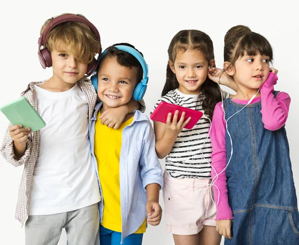 Діти, прослуховування музики — стокове фото