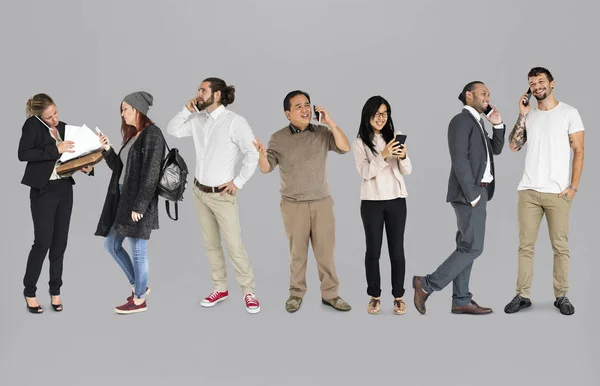 Diversidade pessoas de pé e usando móvel — Fotografia de Stock