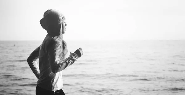 Vrouw op het strand — Stockfoto