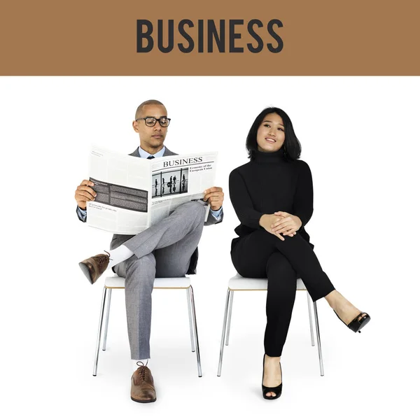 Mensen uit het bedrijfsleven zittend op de stoelen — Stockfoto