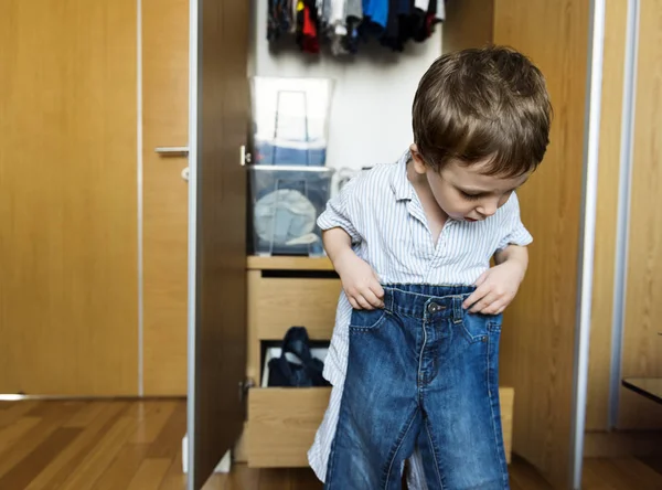 Liitle chico vistiendo sus pantalones — Foto de Stock