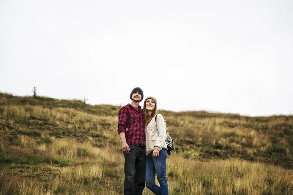 Casal em pé em colinas de montanha — Fotografia de Stock