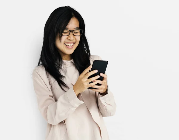 Uśmiechający się włos azjatycki korzystanie smartphone — Zdjęcie stockowe