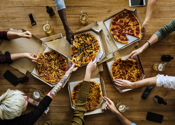 Les gens mains saisir la pizza — Photo