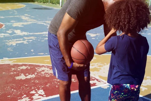 Fadern spelar basket med dotter — Stockfoto