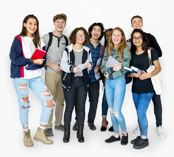 Estudantes sorrindo em pé no estúdio — Fotografia de Stock