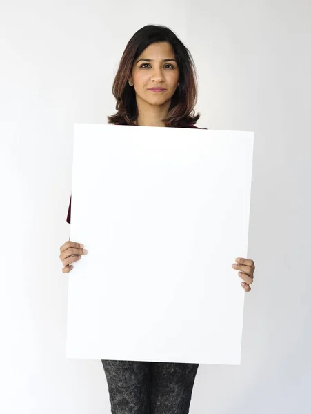 Kadın holding beyaz bayrak — Stok fotoğraf