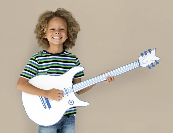 Niño pequeño con guitarra de papel —  Fotos de Stock