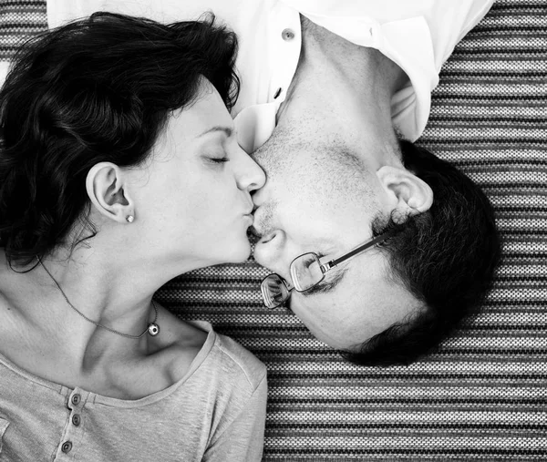 Mąż i żona całują się — Zdjęcie stockowe