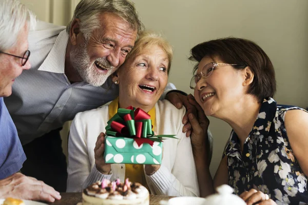 Donna anziana che riceve regalo di compleanno — Foto Stock