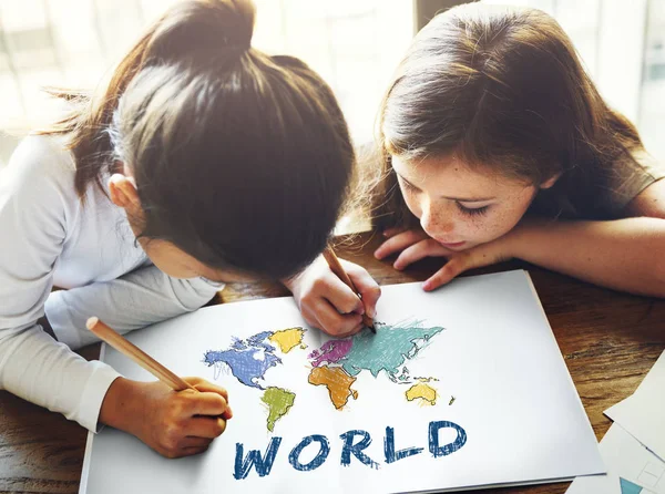 Duas meninas desenho mapa do mundo — Fotografia de Stock