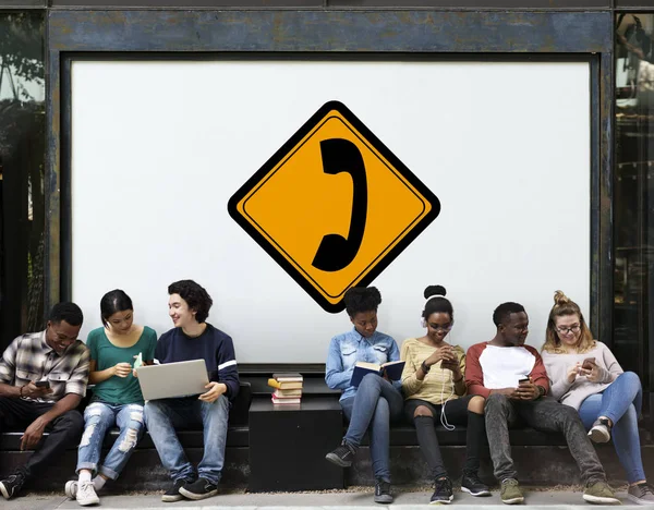 Jovens estudantes situados perto do placard — Fotografia de Stock