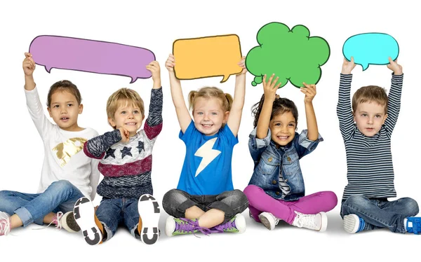 Niños sosteniendo nubes del habla — Foto de Stock