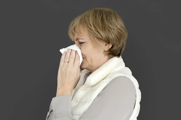 Madura mujer estornudando — Foto de Stock