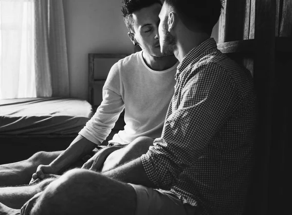 Homossexual casal de homens beijando dentro de casa — Fotografia de Stock