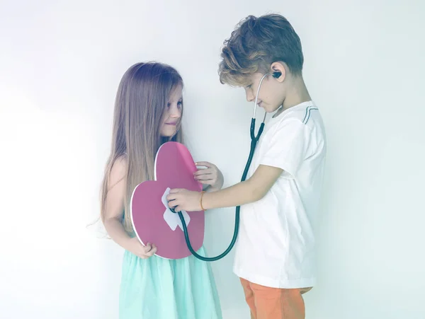 Děti se srdcem a stetoskop — Stock fotografie
