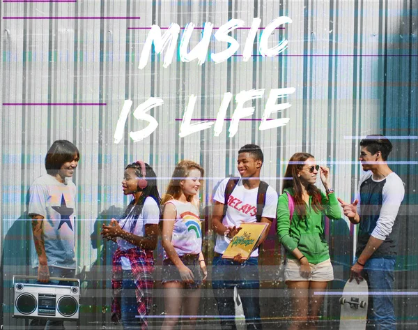 Adolescents parler et écouter de la musique — Photo