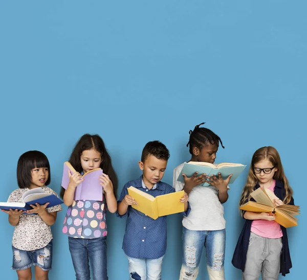 Kinderen die boeken lezen — Stockfoto