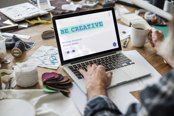 Mãos homem trabalhando com laptop — Fotografia de Stock