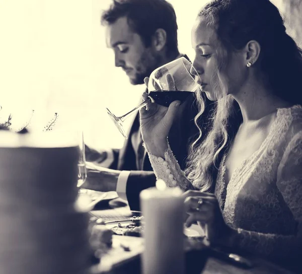 Braut und Bräutigam essen mit Freunden — Stockfoto