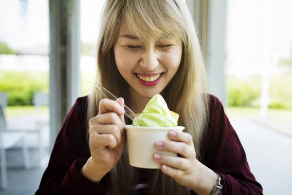 メロンのアイスクリームを食べる女性 — ストック写真