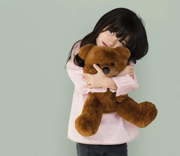 Дівчина обіймає плюшевого ведмедя — стокове фото