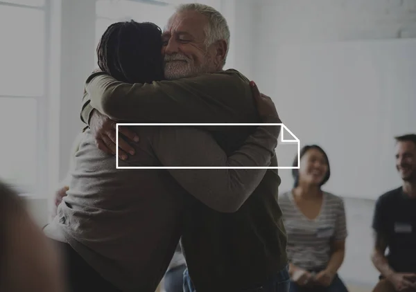 Mann umarmt Frau bei Seminar — Stockfoto