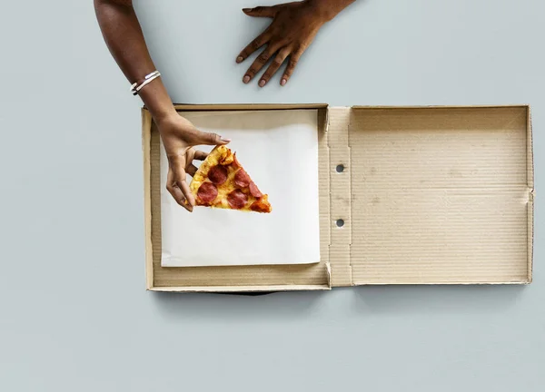 Női kézi üzem pizza — Stock Fotó