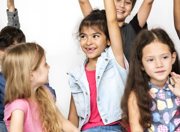 Schoolkinderen verhogen handen — Stockfoto