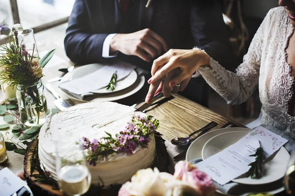 Braut und Bräutigam schneiden Kuchen — Stockfoto