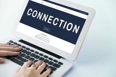 Dizüstü bilgisayarda yazan kadın klavyesi