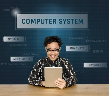 Dijital tablet kullanan adam 