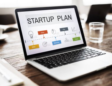 Açık tablo üstünde laptop