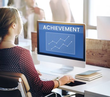 Bilgisayarda çalışan iş kadını