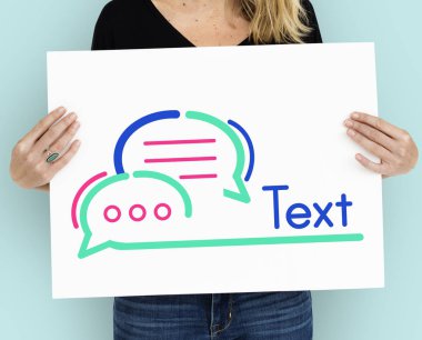 Kadın afişini tutar