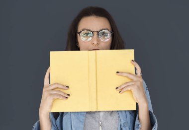 Kitap Tutan Kadın