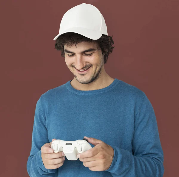 Homem jogando jogo com controlador — Fotografia de Stock