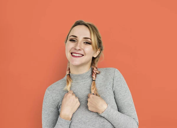 Sonriente mujer sosteniendo trenzas — Foto de Stock