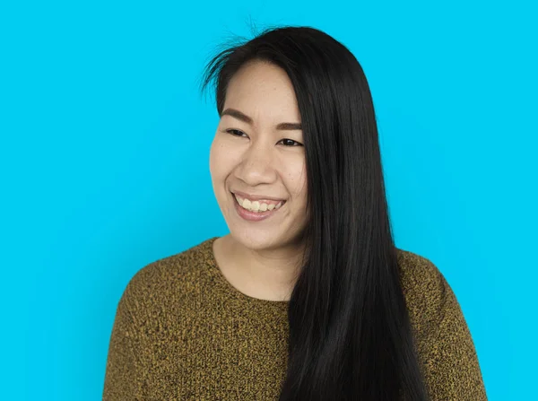Красива азіатська жінка посміхається — стокове фото