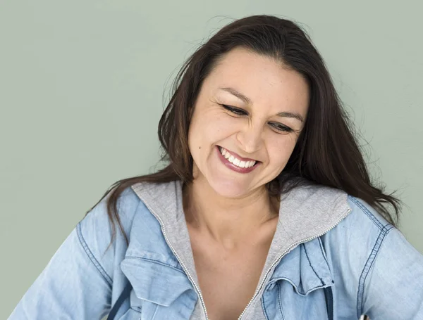 Gülümseyen casual beyaz kadın — Stok fotoğraf