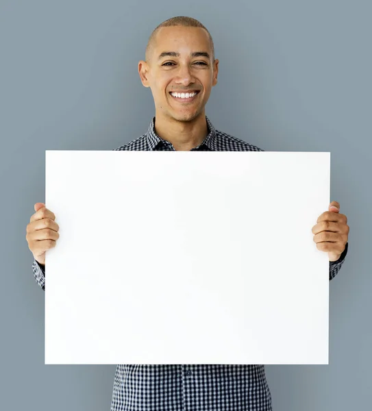 Pria yang memegang plakat putih kosong — Stok Foto