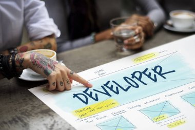 İşçilerin afiş üzerinde çalışma 