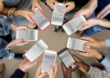 cep telefonları holding insan eller