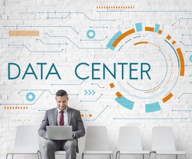 Dizüstü bilgisayarda çalışan bir iş adamı 