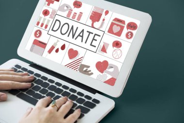 Dizüstü bilgisayarda yazan kadın klavyesi