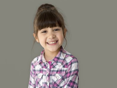 küçük kız gülümseyerek