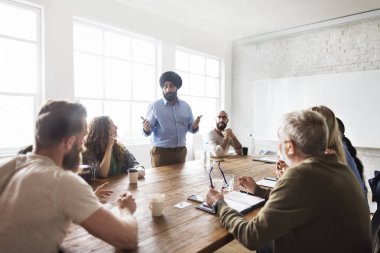 iş toplantısı masada oturan insanlar