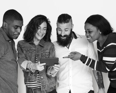 Teknoloji aygıtı kullanan arkadaşlar