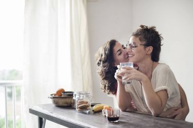 Lezbiyen çift birlikte vakit geçiriyor.