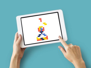 kişi holding dijital tablet